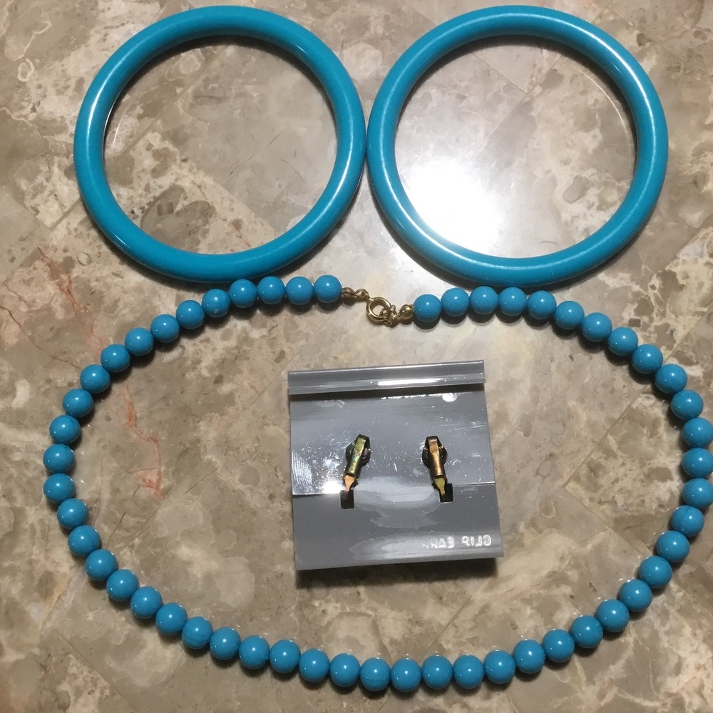 Vintage Costume - Turquoise Necklace, Clip Earrings, and 2 Bracelets. - Picture 14 of 16